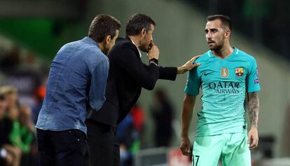 Luis Enrique da instrucciones a Paco Alcácer.