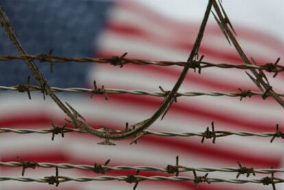 Una bandera de Estados Unidos ondea tras una de las alambradas de la base de Guantánamo.