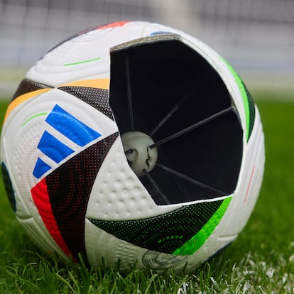 El interior del balón de Adidas que se utilizará en la Eurocopa 2024, y que contiene un chip, en una imagen publicada en la cuenta oficial de 'X' de la UEFA EURO 2024.