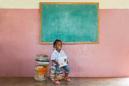 La niña de la imagen probablemente resume el alma del proyecto. La vitalidad proyectada en su sonrisa, la vida por delante, sentada, sonriendo en un aula de una comunidad perdida en La Romana (al este del país) asistiendo a clase, aprendiendo a leer y con ganas de conocer. La educación definitivamente es el puente para que estos niños consigan mayores oportunidades en el futuro.