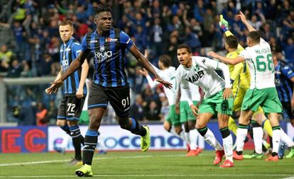 Duvan Zapata celebra su gol al Sassuolo.