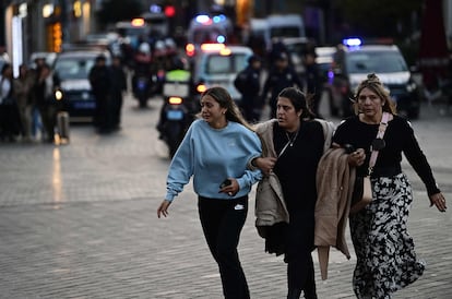 Varias mujeres huían del lugar de la explosión tras el atentado en el centro de Estambul.  