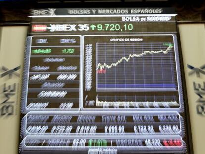 Vista de un panel de la Bolsa española y su índice el IBEX 35.