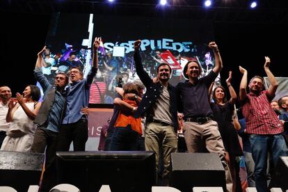 Pablo Iglesias junto a Alberto Garzón en el fin de campaña de Unidos Podemos.