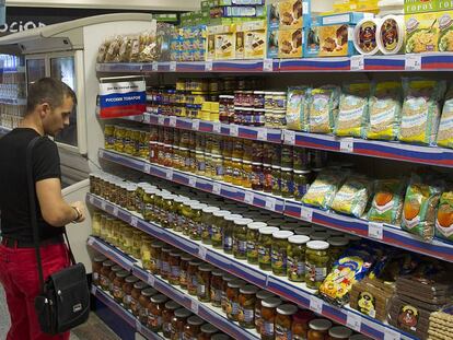 Un cliente en el supermercado de El Corte Inglés de Marbella