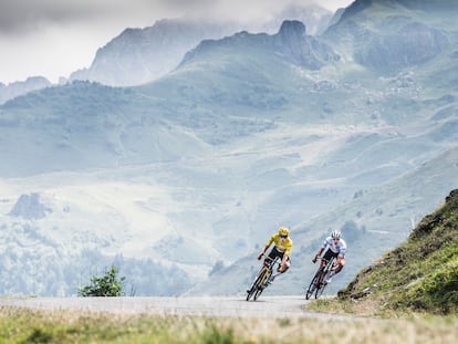 Vingegaard, de amarillo, y Pogacar, destacados en una etapa de montaña del Tour pasado.