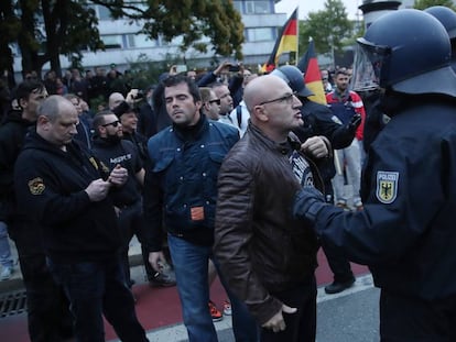 Manifestantes de ultraderecha se enfrentan a la policía en una marcha organizada por AfD este sábado en Chemnitz (Alemania).