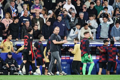 Hansi Flick celebra un gol del Barcelona ante el Espanyol.