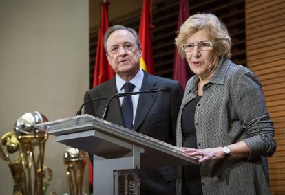 El presidente del Madrid, Florentino Pérez, y la alcaldesa de Madrid, Manuela Carmene, durante la recepción en el Ayuntamiento.