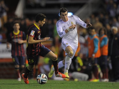 Gareth Bale se va de Bartra antes de marcar el gol de la victoria del Madrid contra el Barça en la final de la Copa de 2014 en Mestalla.