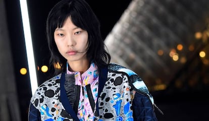 Una modelo, en el desfile de Louis Vuitton en París.