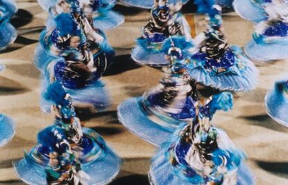 Desfile típico de carnaval en un sambódromo de Río de Janeiro.