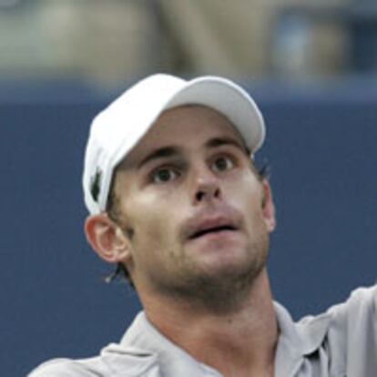 Andy Roddick agradece el apoyo del público, tras vencer al ruso Yuzhny en semifinales del Open de EE UU que se disputa en Nueva York.