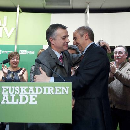 El presidente del PNV, I?igo Urkullu, a la izquierda, felicita por los resultados a Erkoreka.