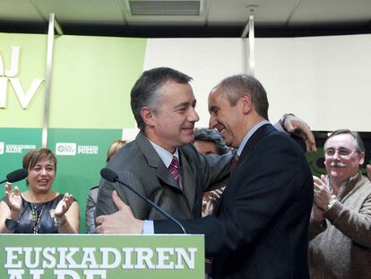 El presidente del PNV, Iñigo Urkullu, a la izquierda, felicita por los resultados a Erkoreka.