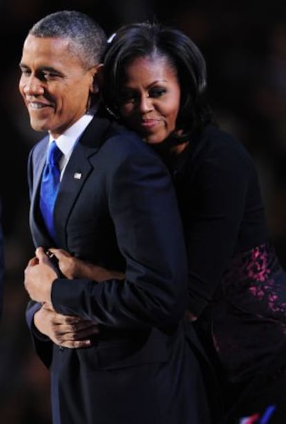 Barack Obama y su esposa se abrazan tras el discurso pronunciado pro el presidente al conocerse su victoria.