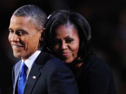 Barack Obama y su esposa se abrazan tras el discurso pronunciado pro el presidente al conocerse su victoria.