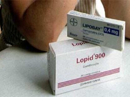 Envases de los medicamentos anticolesterol Lipobay y Lopid.