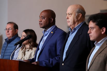 Luis Gilberto Murillo (centro) habla durante una rueda de prensa, en Bogotá, Colombia, el 26 de enero de 2025. RE