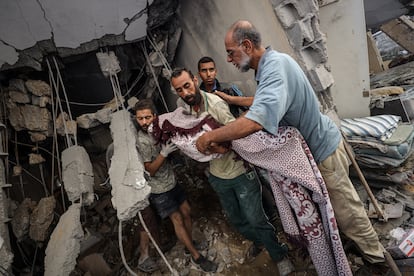Rescate del cuerpo de una víctima de un ataque israelí, este miércoles en Ciudad de Gaza.