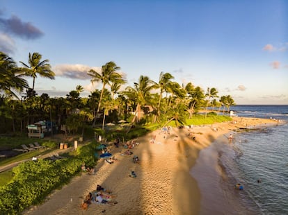 Es la segunda playa de Hawái que se ha colocado en este ‘ranking’. Se encuentra en el sur de Kauai, y está cerca de algunas de las mejores opciones de compras, gastronomía y golf de la isla. De diciembre a mayo, aquí se pueden divisar ballenas jorobadas. Y en su orilla a veces también toman el sol las focas monje hawaianas, en peligro de extinción (a las que el bañista no debe acercarse). Haciendo esnórquel, uno se puede topar con un pez típico de Hawái y de nombre impronunciable: 'humuhumunukunukuapua'.<br></br> Más información: poipubeach.org