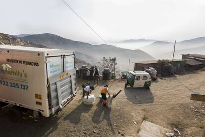 El camión recolector, un vehículo que en las madrugadas busca las heces, antes echadas a pozos de forma descontrolada.