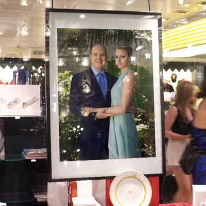 Una tienda en Mónaco decorada para la boda.