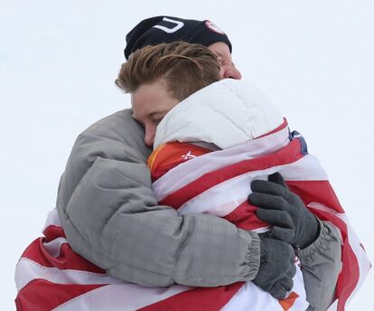 El estadounidense Shaun White abraza a su padre tras ganar su tercer oro olímpico en los Juegos de Invierno de Pyeongchang.