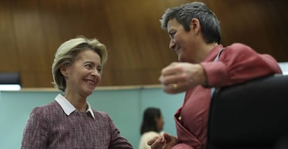 La presidenta de la Comisión Europa, Ursula von der Leyen, junto a la vicepresidenta ejecutiva comunitaria, Margrethe Vestager, durante la presentación de la estrategia digital europea.