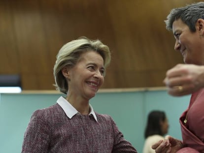 La presidenta de la Comisión Europa, Ursula von der Leyen, junto a la vicepresidenta ejecutiva comunitaria, Margrethe Vestager, durante la presentación de la estrategia digital europea.