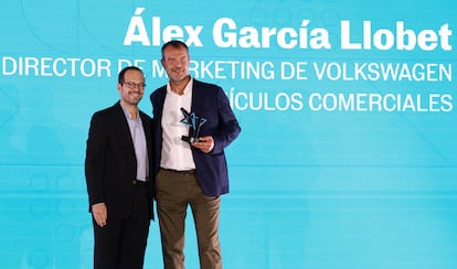 Dani García, director de ICON, y Alex García Llobet, director de Marketing de Volkswagen Vehículos Comerciales, con el premio ICON al Diseño del año 2023 por el Volkswagen ID.Buzz.