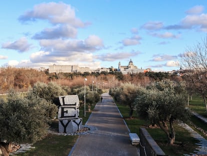 El Palacio Real y la Catedral de la Almudena desde las Huerta de la Partida, reformada durante las obras de Madrid Río.