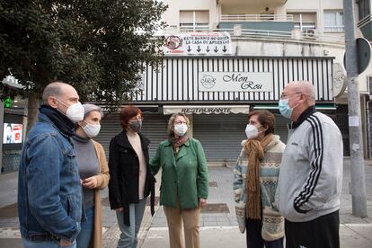 Vecinos de la avenida Carlos Haya, 65 de Málaga se oponen a la apertura de una casa de apuestas en los bajos de su bloque.