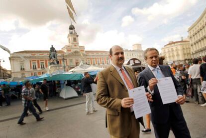 Los presidentes de Apreca, Ignacio Lario, y Cocem, Hilario Alfaro, muestran el manifiesto contra la acampada.