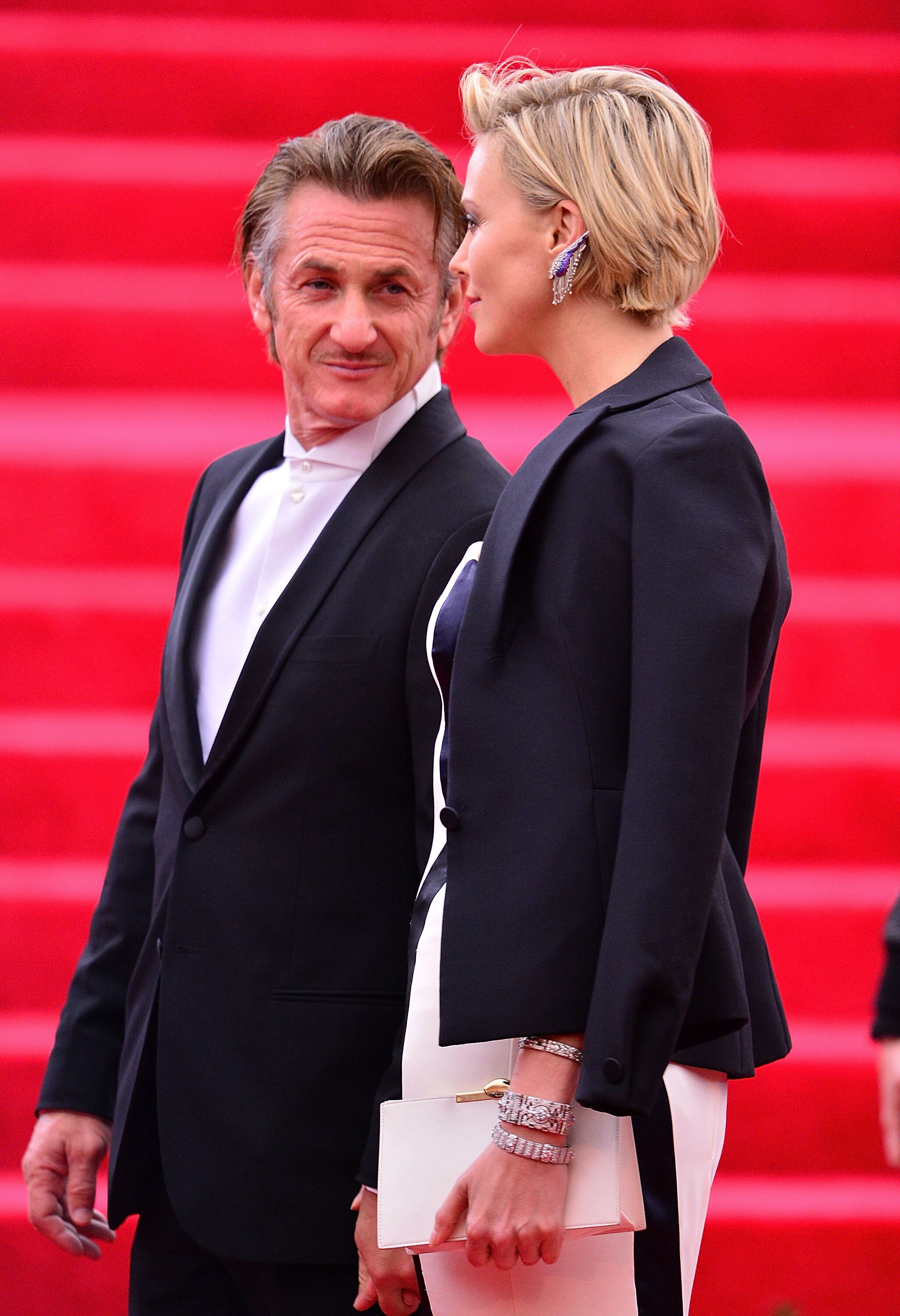 Charlize Theron, a los 50 años: la estrella que escapó de la tragedia para derribar prejuicios 3 Sean Penn y Charlize Theron, el 5 de mayo de 2014, en la gala del Met de Nueva York (Estados Unidos).