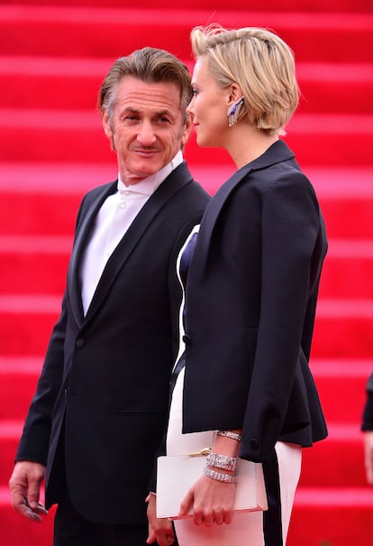 Sean Penn y Charlize Theron, el 5 de mayo de 2014, en la gala del Met de Nueva York (Estados Unidos).