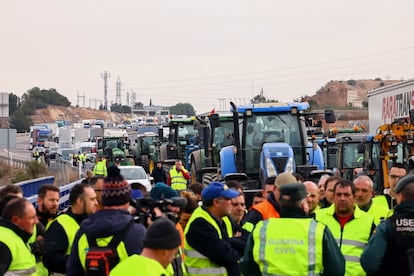 Un grupo de agricultores corta la A-2 a la altura de La Almunia (Zaragoza), en dirección a Madrid.