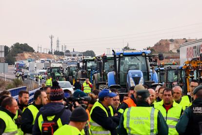 Un grupo de agricultores corta la A-2 a la altura de La Almunia (Zaragoza), en dirección a Madrid.