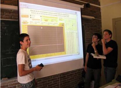 Tres alumnos en una clase de tecnología y electrotecnia.