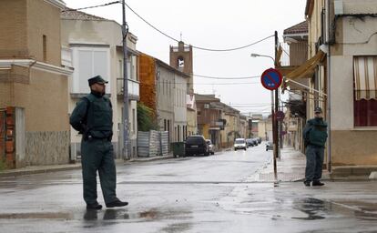 La Guardia Civil custodia la entrada de El Salobral en Albacete.
