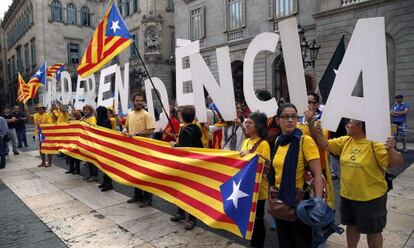 Un grupo de manifestantes independentistas, ayer en la plaza de Sant Jaume.