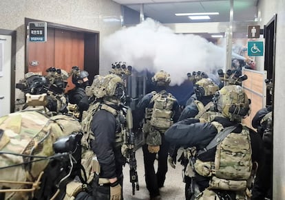 Varios soldados avanzan hacia el edificio principal de la Asamblea Nacional, en Seúl.