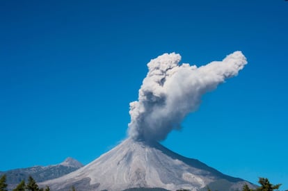 El volcán Colima arroja ceniza y humo. Imagen vista desde San Antonio, en Colima (México).