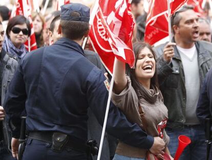 Concentraci&oacute;n de sindicatos frente a la sede de la CEIM.