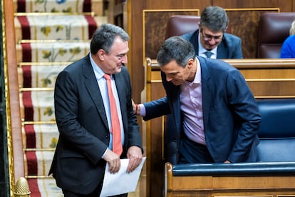 Aitor Esteban y Pedro Sánchez, en el Congreso, el 17 de septiembre de 2024.