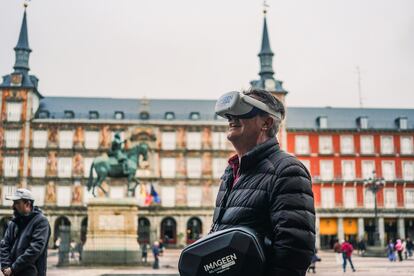 Un turista en la plaza Mayor, durante el recorrido 'Madrid Histrico' de Imageen, este lunes.