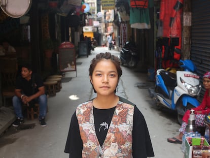 Prakriti Shrestha en el céntrico barrio de Thamel en Kathmandu.