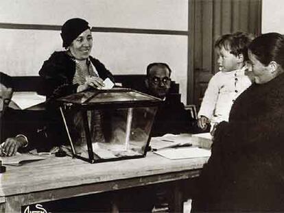 Una mujer acude a votar con su hijo en brazos, en una imagen tomada en 1933 por el conocido fotógrafo Alfonso.