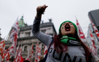 Una manifestante a favor del aborto grita consignas durante las protestas en Buenos Aires (Argentina). 