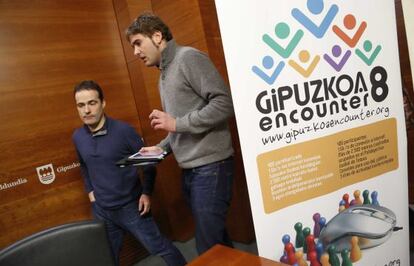 A la izquierda, Sabino San Vicente, coordinador de Gipuzkoa Encounter, junto a Ibai Iriarte, alcalde de Tolosa, en la presentación de esta mañana.